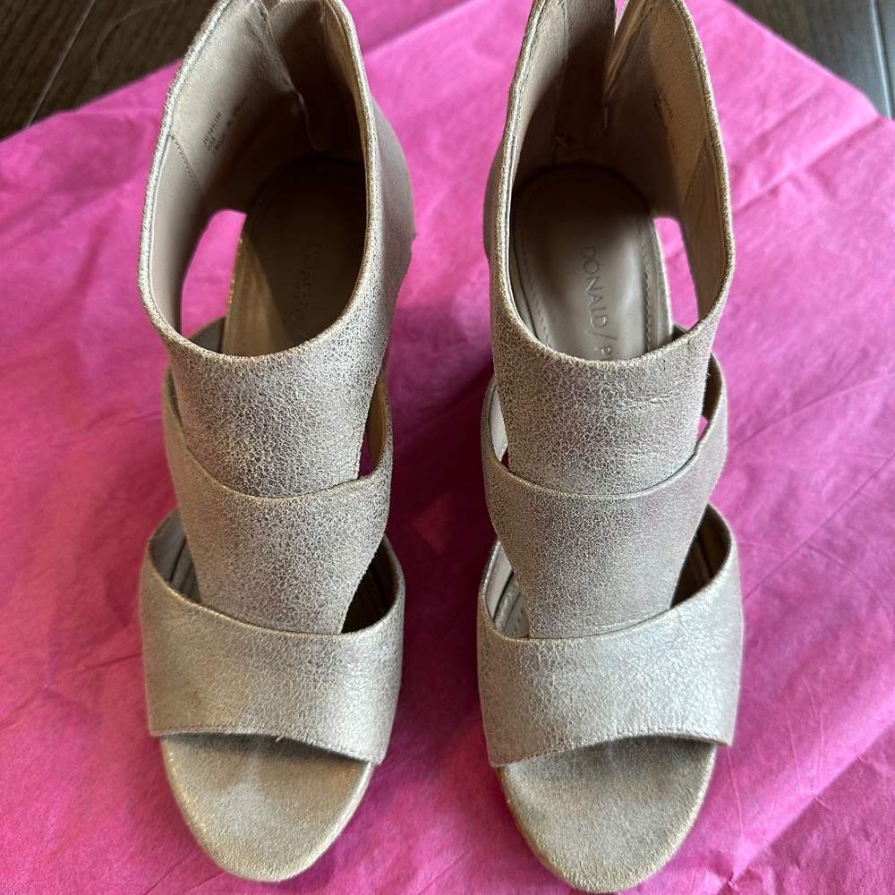 Donald Pliner sandals - Light Metallic Gold size 6M